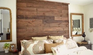 1 sovrum, strykjärn/strykbräda och sängkläder