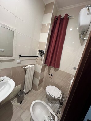 Haartrockner, Bidet, Handtücher, Seife