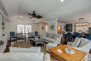 Una Smart TV, un reproductor estéreo, una oficina