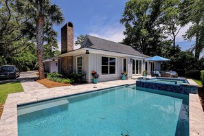 A heated pool - Stunning updated waterfront 4 bed home -perfect blend of luxury & convenience (Hilton Head)
