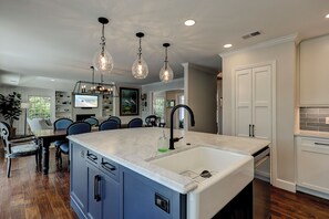 Interior - Stunning updated waterfront 4 bed home -perfect blend of luxury & convenience (Hilton Head)