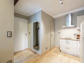 Réfrigérateur, micro-ondes, cafetière/bouilloire, grille-pain