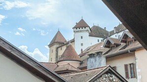 Un château doté d’une tour et d’un mur en pierre.