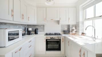 Fridge, microwave, oven, coffee/tea maker