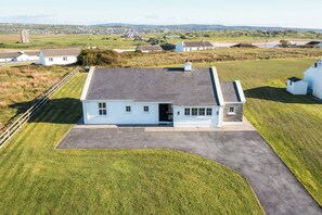Exterior - Ballyellery Cottage in Liscannor (Municipal District of West Clare)