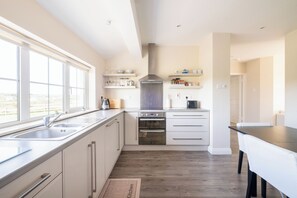 ثلاجة، ميكروويف، فرن، غسالة أطباق