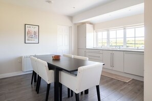 Dining - Ballyellery Cottage in Liscannor (Municipal District of West Clare)