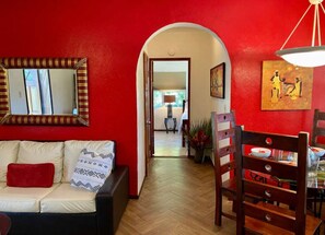 Smart TV, books - Sea view, Rooftop Hammocks, 2 min walk to beach (Hopkins)