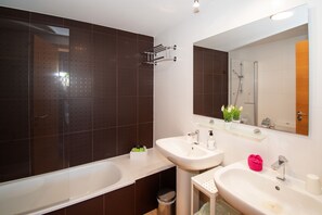 Dusche, Haartrockner, Bidet, Handtücher
