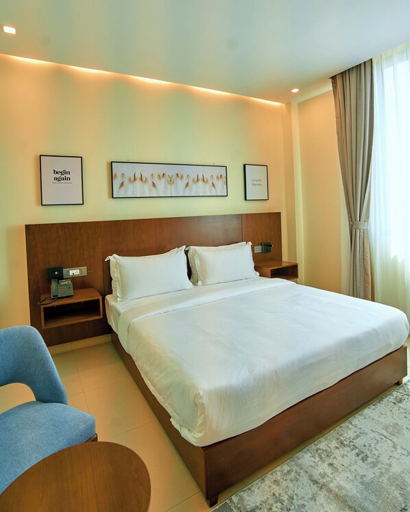 Zimmersafe, Schreibtisch, laptopgeeigneter Arbeitsplatz