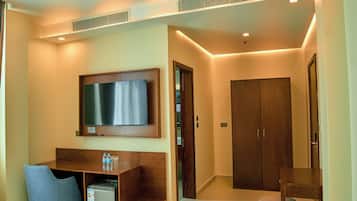 Suite Deluxe, vista a la ciudad | 1 habitación, caja de seguridad en la habitación y escritorio
