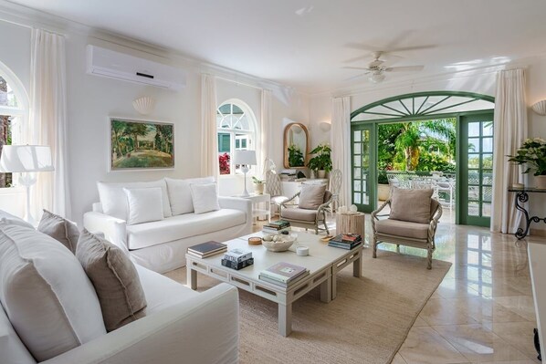 Villa, 4 Bedrooms | Living area