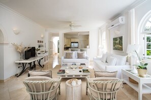 Villa, 4 chambres | Aire de séjour