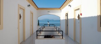 Crystal Blue Hotel, Barbati