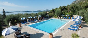 Crystal Blue Hotel, Barbati