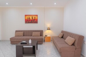 Apartemen Superior | Ruang keluarga | TV layar datar