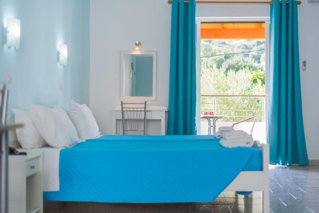 Caja de seguridad en la habitación y tabla de planchar con plancha 