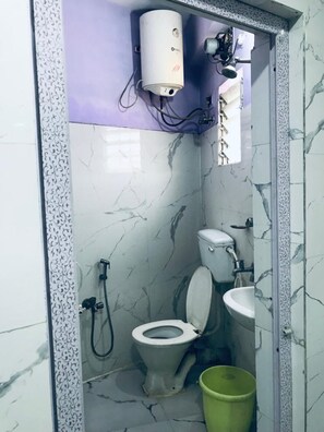 Habitación Deluxe doble | Baño | Ducha, cabezal de ducha tipo lluvia, toallas y jabón