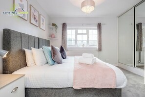 4 Schlafzimmer, Schreibtisch, Bügeleisen/Bügelbrett, Reisekinderbett