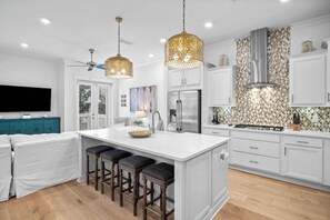 Een koelkast, een magnetron, een oven, een kookplaat