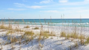 Beach nearby - "Happy Feelings by the Sea" 30A Townhouse, Golf Cart, Resort Pool, Prominence (Inlet Beach)