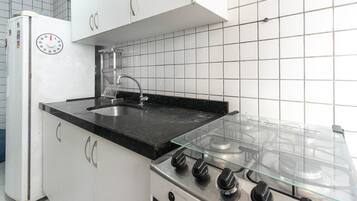Apartamento básico | Cozinha privada | Fogão, liquidificador, talheres/pratos/utensílios de cozinha