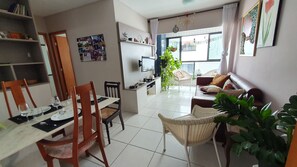 Apartment | Living area | 32-inch TV with digital channels - Apt 2 quartos com varanda próximo Praça Casa Forte o bairro mais agradável do Recife ARN901 (Recife)