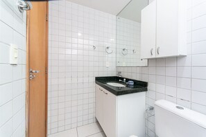 Apartment | Bathroom - Apt 2 quartos com varanda próximo Praça Casa Forte o bairro mais agradável do Recife ARN901 (Recife)