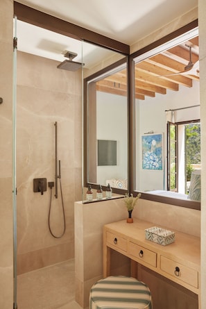 Deluxe Room, Balcony, Mountain View | Bathroom