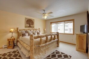 2 bedrooms, desk, Internet, bed sheets - Condo in Cedar Creek w/ Shuttle to Big Sky Resort! (Gallatin Gateway)