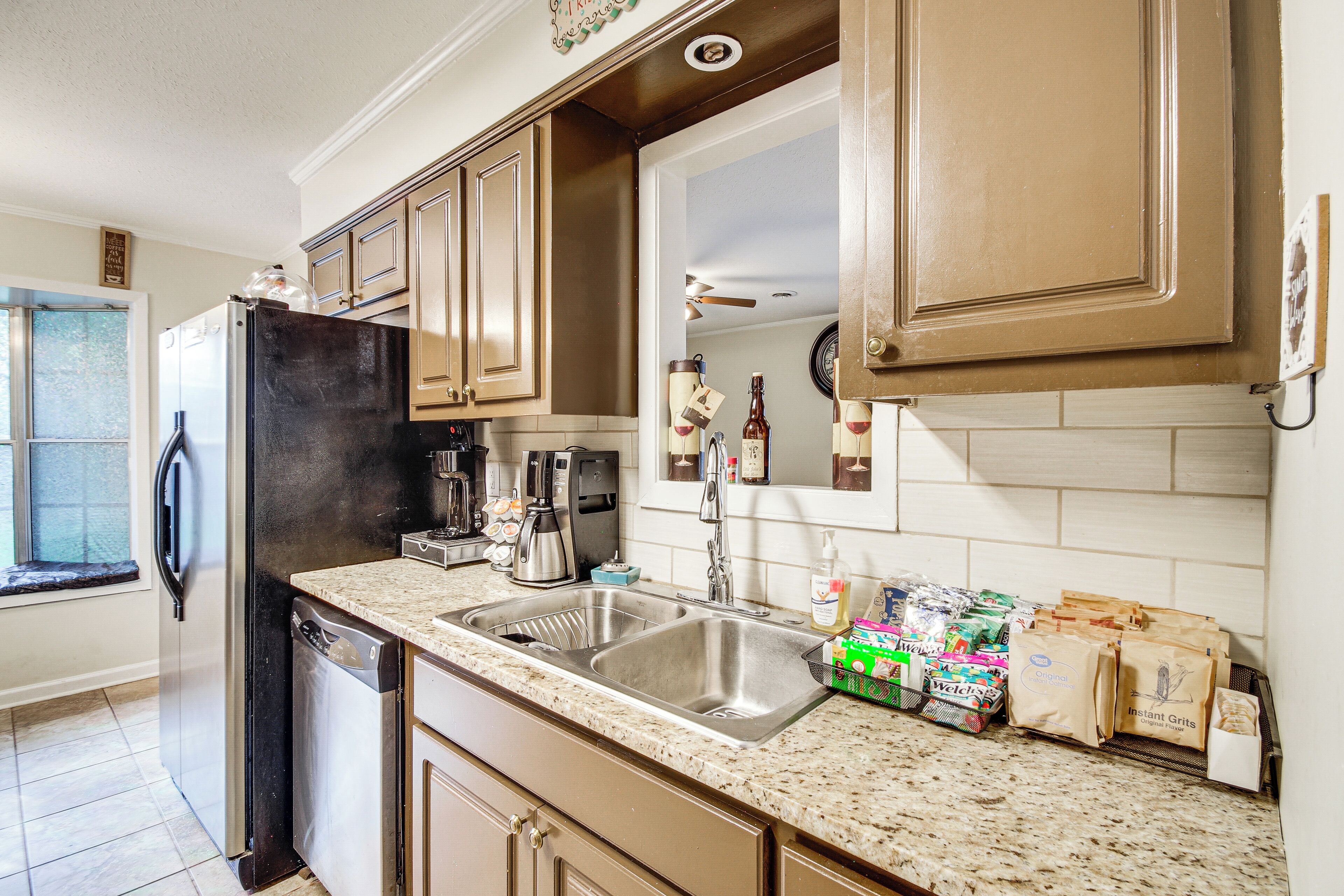 Fridge, microwave, stovetop, dishwasher
