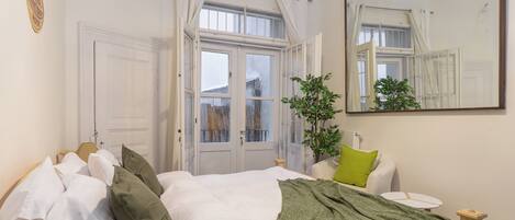 Deluxe Apartment | 2 bedrooms, blackout drapes, soundproofing, iron/ironing board