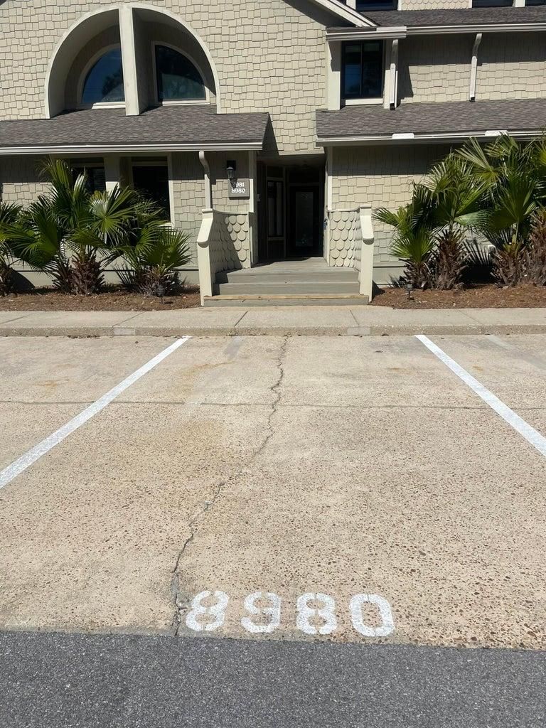 Un edificio con aparcamiento marcado con el número 8980.