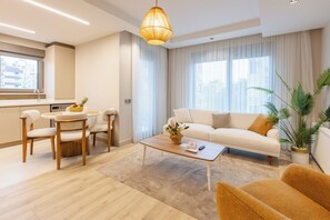 Superior-Suite, Balkon, Stadtblick | Wohnbereich | 50-Zoll-LCD-Fernseher mit Satellitenempfang, Tischtennisplatte, Bücher