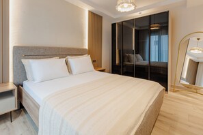 Suite – deluxe, balkong | Sengetøy av topp kvalitet, safe på rommet og individuelt dekorert