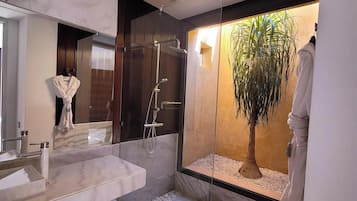 Suite de lujo, vistas al jardín | Baño | Toallas, jabón, champú y papel higiénico