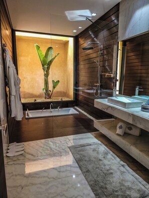 Luxe suite, terras, uitzicht op tuin | Badkamer | Handdoeken, zeep, shampoo, toiletpapier