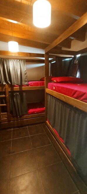 Free WiFi, individually decorated, individually furnished, bed sheets - Hostel Guemes (Córdoba)