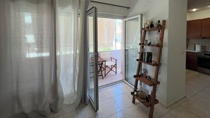 Una cocina moderna con armarios de madera, horno empotrado y comedor con mesa y sillas.