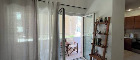 Une cuisine moderne avec des meubles en bois, un four encastré et un coin repas comprenant une table et des chaises.