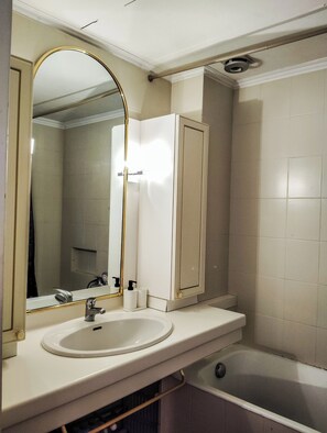 Hair dryer, towels, soap, shampoo - Beau T3 Hypercentre, Sécurisé au Coeur de Rouen (Rouen)