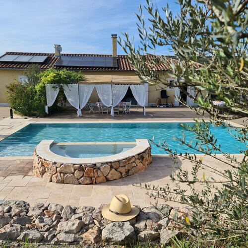 Les Glycines-piscine à Débordement