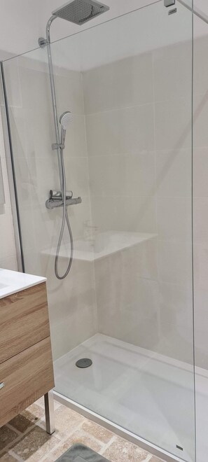 Shower, jetted bath, towels, soap - Les Glycines-piscine à Débordement (Rians)