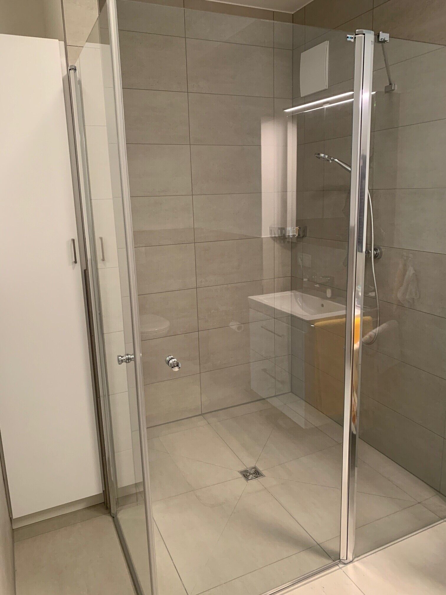 Douche, sèche-cheveux, serviettes fournies, savon