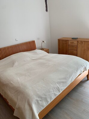 1 bedroom, in-room safe, WiFi, bed sheets