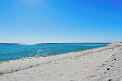 Rest-A-Shore - Clean and Spacious - Gulf Front with Pool