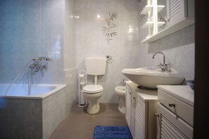 Shower, bidet, towels, toilet paper - Beautiful stone house in Tuscany. Pets allowed. (Toscana)