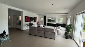 スマートテレビ、暖炉、PC モニター