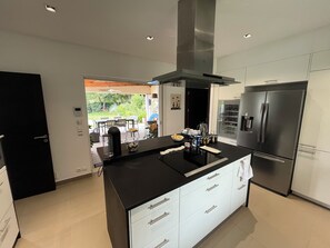 Kjøleskap, mikrobølgeovn, ovn og kokeplater