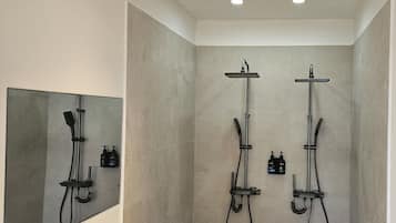 Douche, sĂšche-cheveux, serviettes fournies, savon